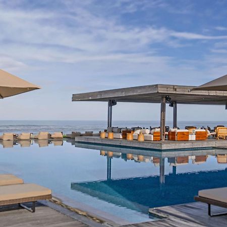 Отель Alila Seminyak Экстерьер фото The pool at the hotel