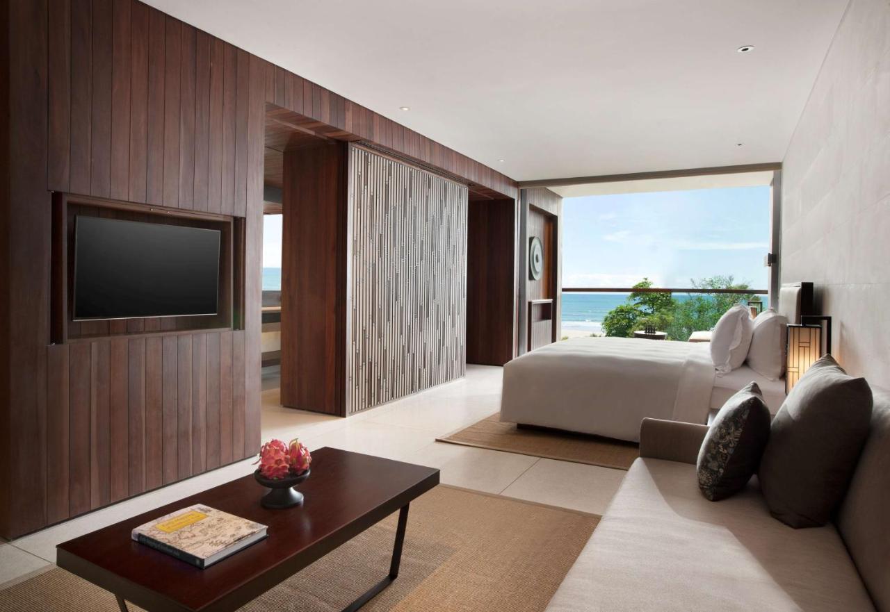 Отель Alila Seminyak Экстерьер фото A guest room at the hotel
