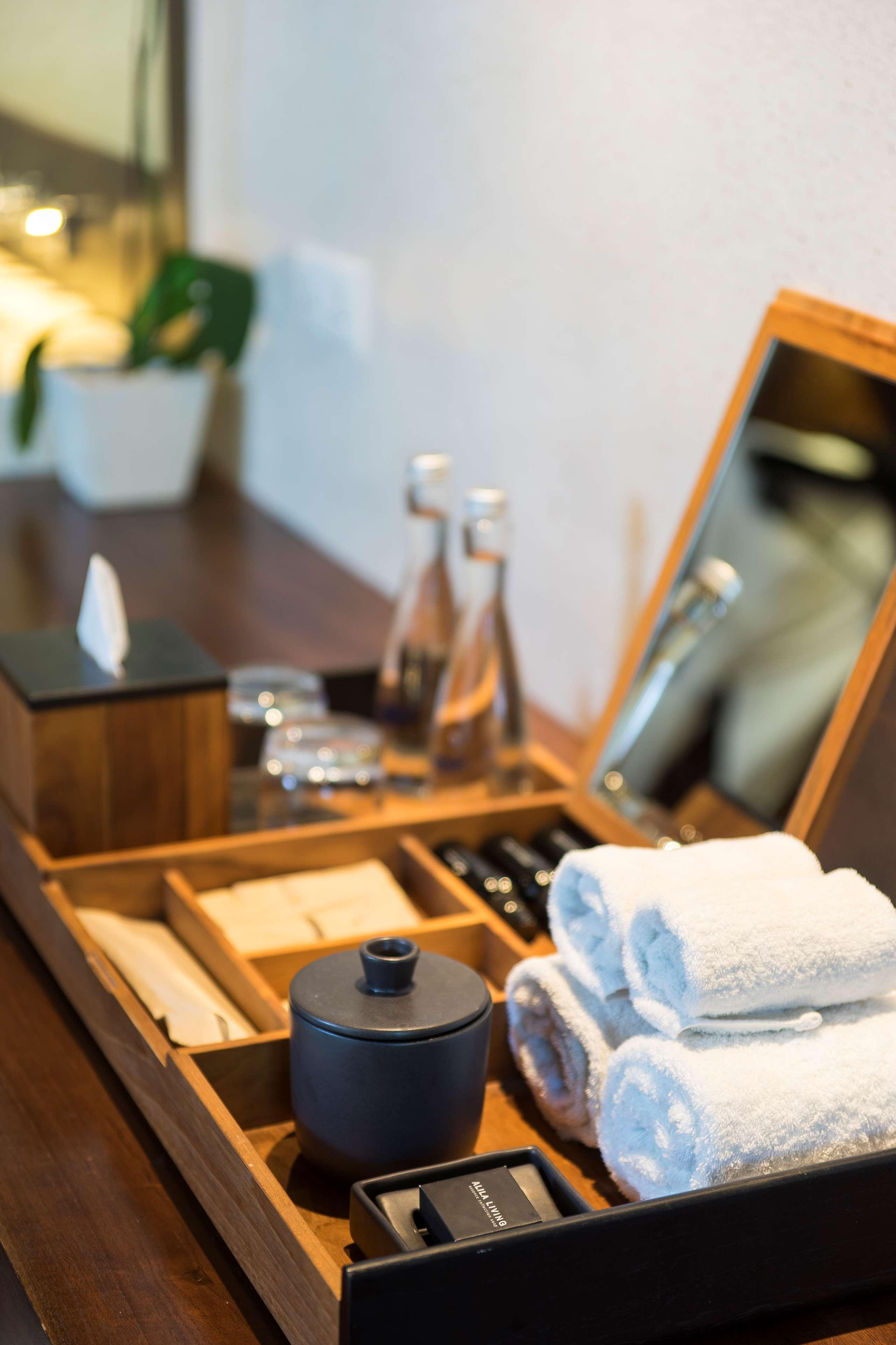 Отель Alila Seminyak Экстерьер фото A vanity tray in a hotel room