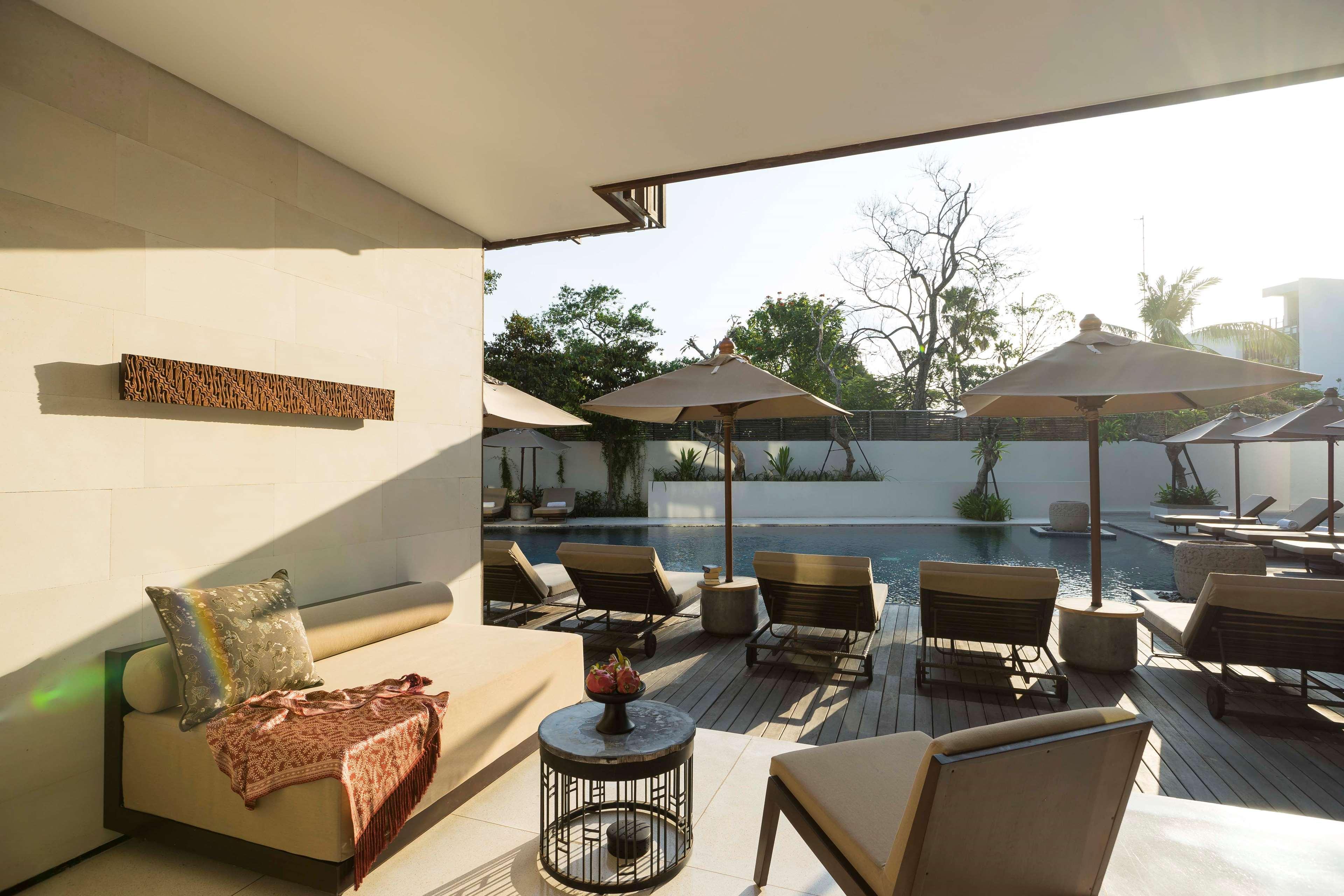 Отель Alila Seminyak Экстерьер фото The pool at the hotel