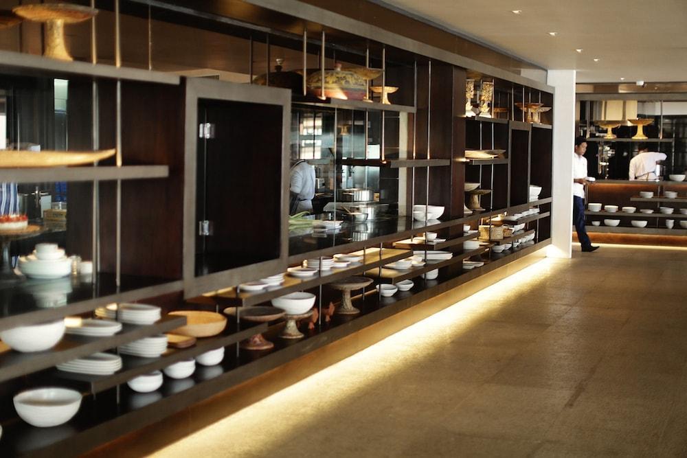 Отель Alila Seminyak Экстерьер фото The open kitchen at the restaurant