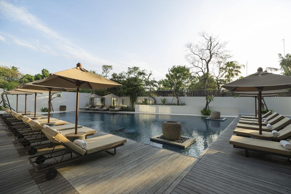 Отель Alila Seminyak Экстерьер фото The pool at the hotel