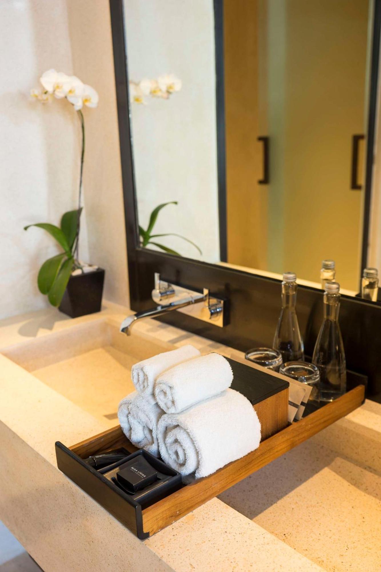 Отель Alila Seminyak Экстерьер фото Bathroom at the hotel