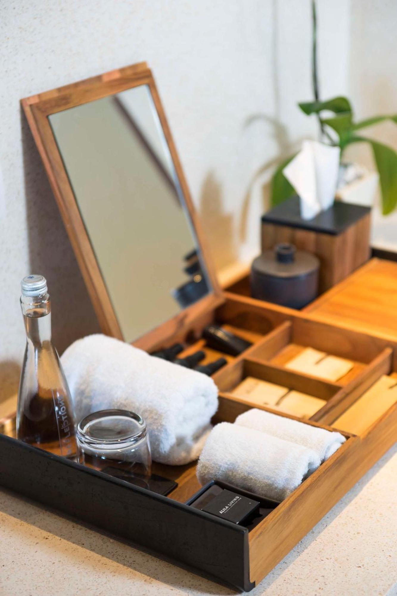 Отель Alila Seminyak Экстерьер фото A hotel amenity kit