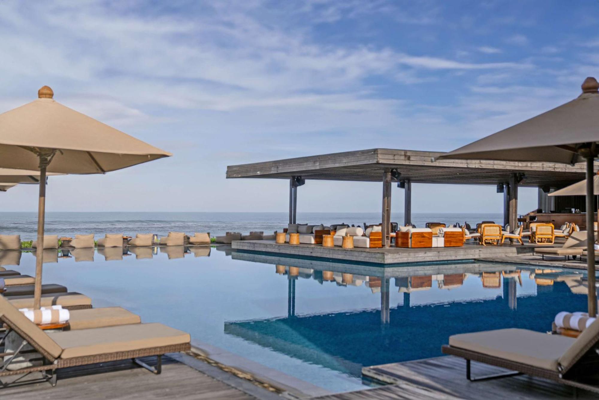 Отель Alila Seminyak Экстерьер фото The pool at the hotel