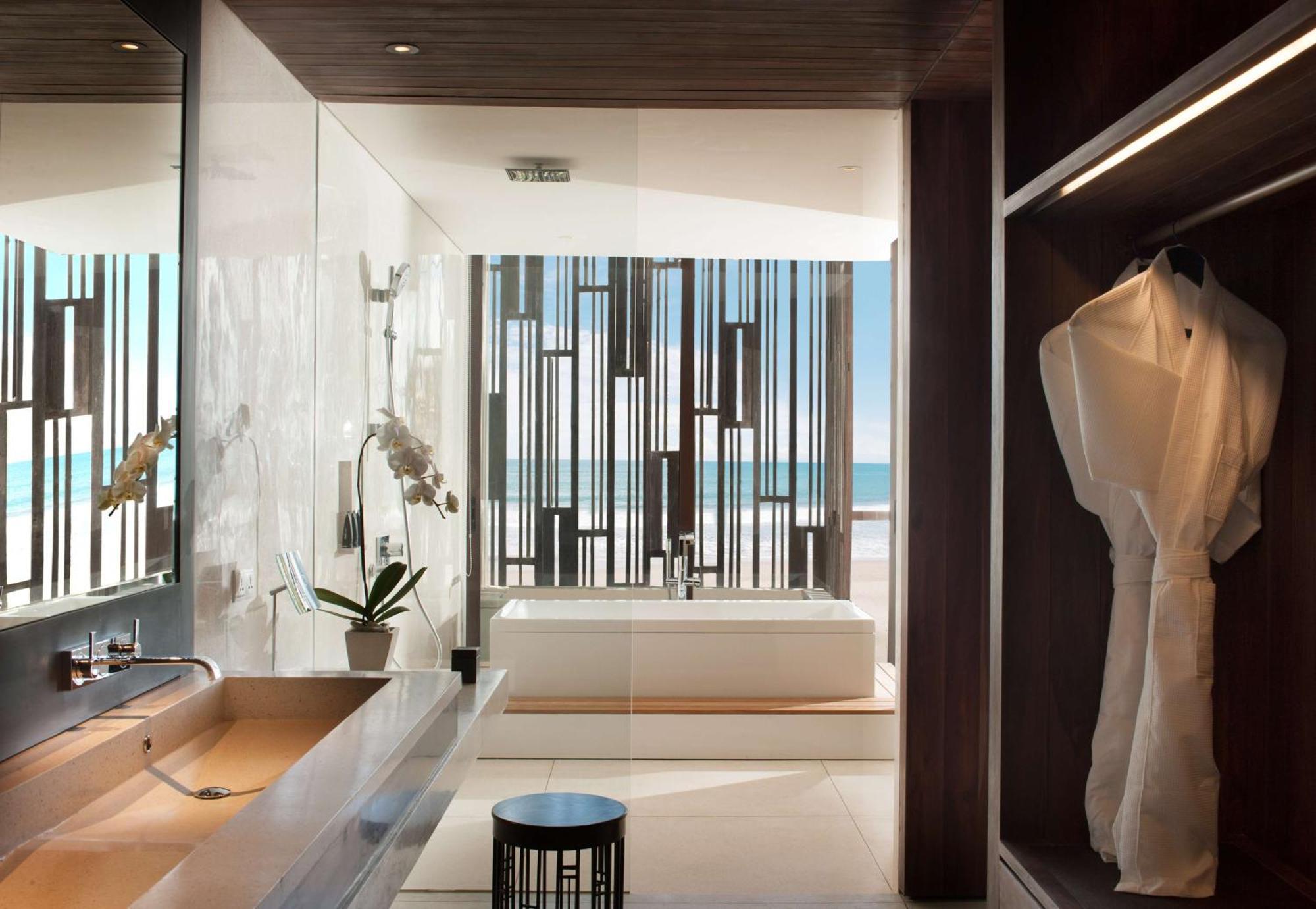 Отель Alila Seminyak Экстерьер фото Bathroom