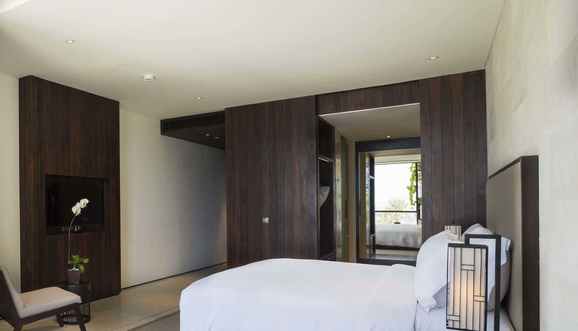 Отель Alila Seminyak Экстерьер фото A bedroom at the hotel