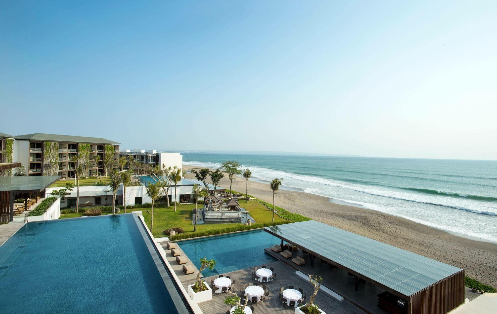 Отель Alila Seminyak Экстерьер фото The beach at the hotel